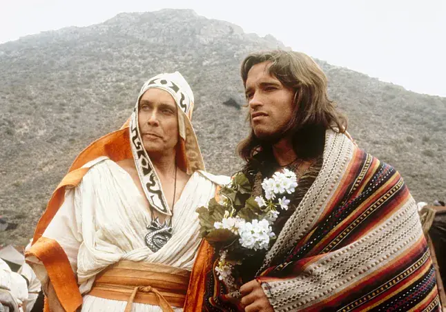 Taylor, junto a Arnold Schwarzenegger en 'Conan el Bárbaro' (John Milius, 1982).