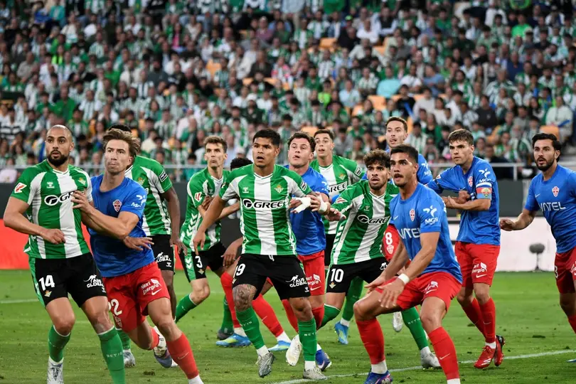 Jugadores de Elche y Betis en la Jornada 36 de LaLiga |AFP