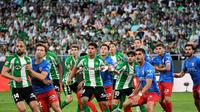 Jugadores de Elche y Betis en la Jornada 36 de LaLiga |AFP