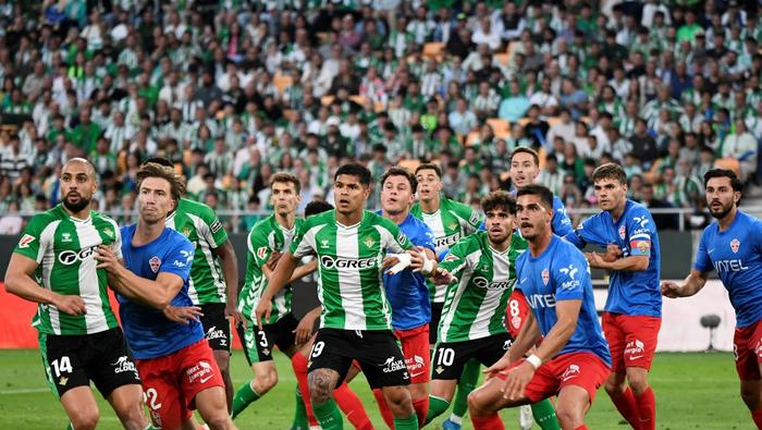 Jugadores de Elche y Betis en la Jornada 36 de LaLiga |AFP