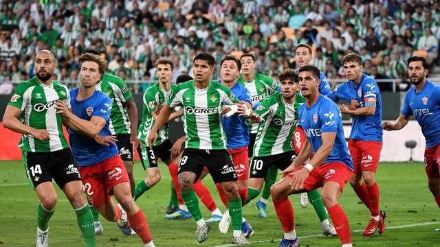 Jugadores de Elche y Betis en la Jornada 36 de LaLiga |AFP
