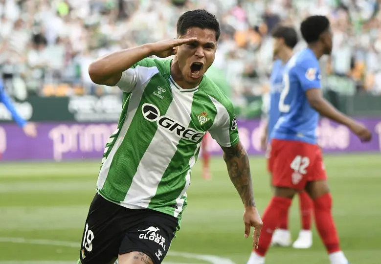 Cucho Hernández en celebración con Betis en el partido contra Elche en LaLiga | AFP
