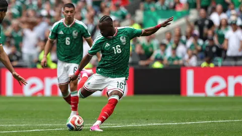 Julián Quiñones disparando en el partido ante Sudáfrica | Miguel Pontón