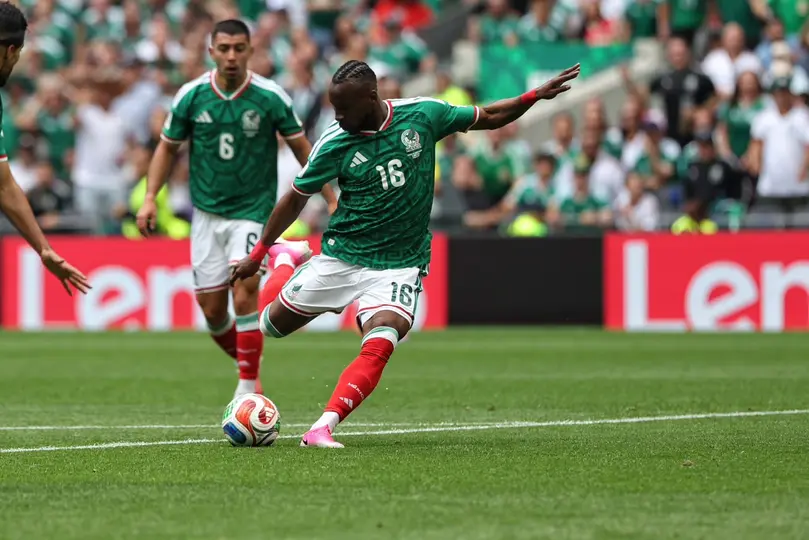 Julián Quiñones disparando en el partido ante Sudáfrica | Miguel Pontón