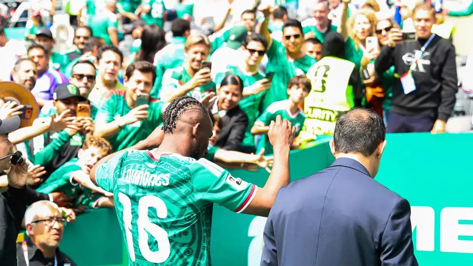 Julián Quiñones dejando el Azteca tras el partido Inaugural | GINA SÁNCHEZ
