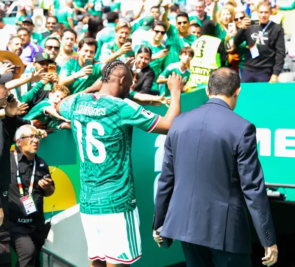 Julián Quiñones dejando el Azteca tras el partido Inaugural | GINA SÁNCHEZ