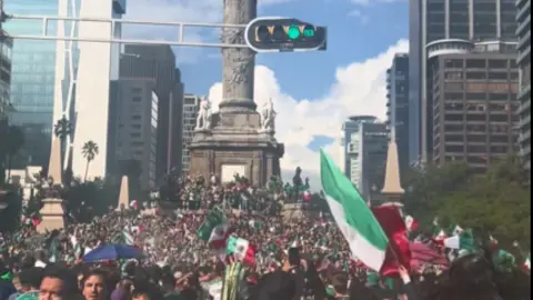 Aficionados de México celebran en el Ángel y Zócalo el triunfo del Tri en el Mundial