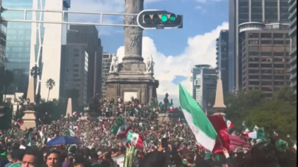 Aficionados de México celebran en el Ángel y Zócalo el triunfo del Tri en el Mundial
