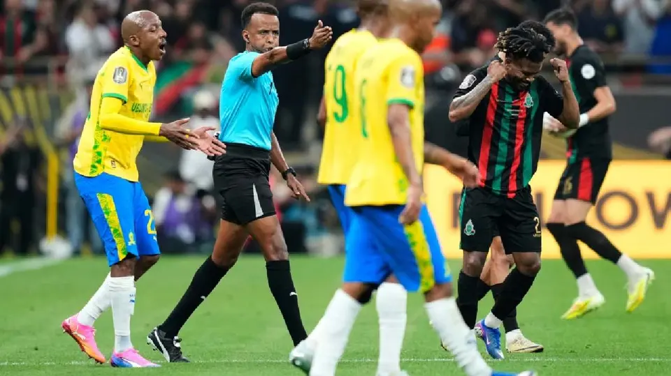 Omar Artan en juego de la CAF | AP