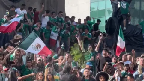 Aficionados celebraron en el Ángel de la Independencia | CAPTURA