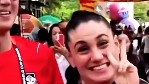 Mexicana saluda en transmisión en vivo | @travelman777