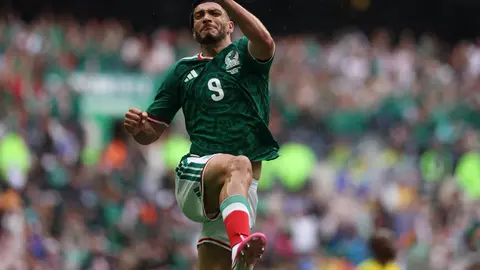 Raúl Jiménez celebra su primer gol en el Mundial | MIGUEL PONTÓN