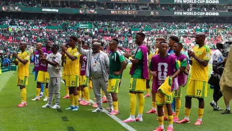 ¡En televisión nacional! Leyendas de Sudáfrica guardan minuto de silencio tras la derrota en la inauguración ante México