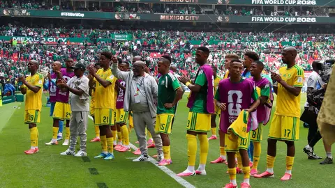 ¡En televisión nacional! Leyendas de Sudáfrica guardan minuto de silencio tras la derrota en la inauguración ante México