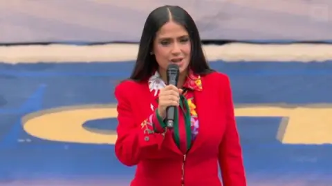 Salma Hayek figuró entre las personalidades invitadas a la inauguración del torneo. / Redes.
