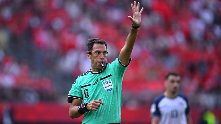 Facundo Tello, arbitro del Canadá vs Bosnia, marcando el final del juego | MEXSPORT