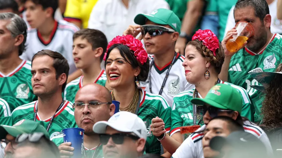 Aficionados mexicanos en el Estadio Azteca en el México vs Sudáfrica | Miguel Pontón