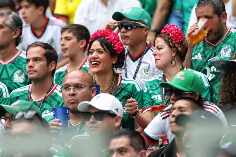 Aficionados mexicanos en el Estadio Azteca en el México vs Sudáfrica | Miguel Pontón