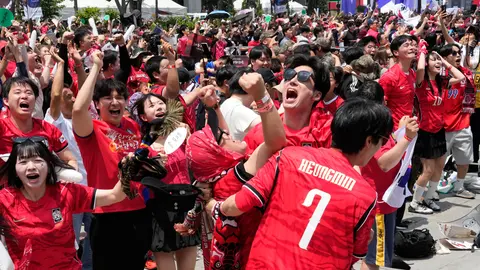 Afición de Corea del Sur festeja victoria | AP
