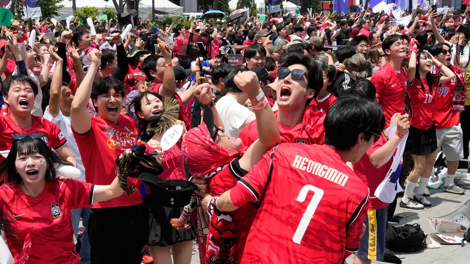 Afición de Corea del Sur festeja victoria | AP