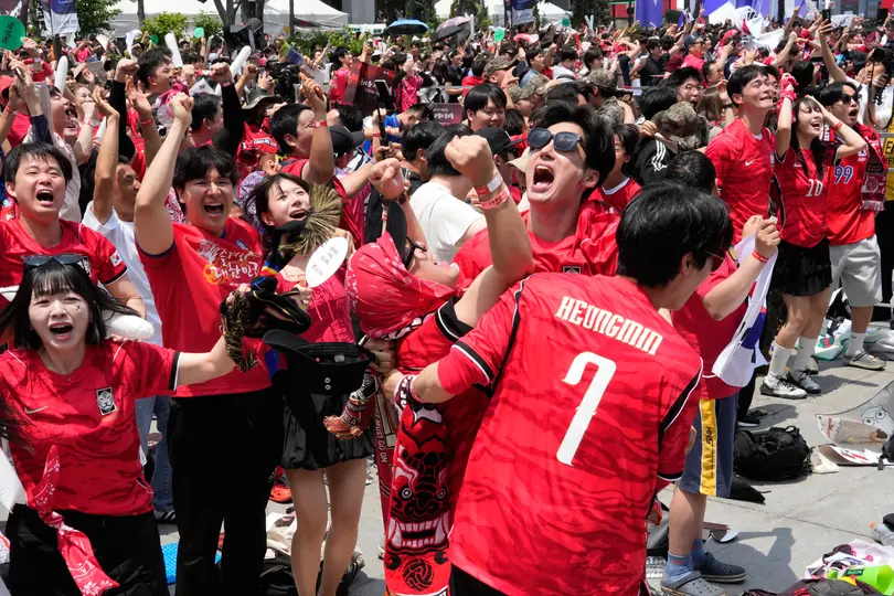 Afición de Corea del Sur festeja victoria | AP