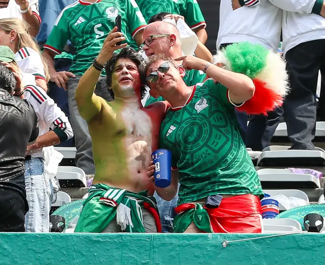 fanáticos en el México vs Sudáfrica del 2026 | GINA SÁNCHEZ