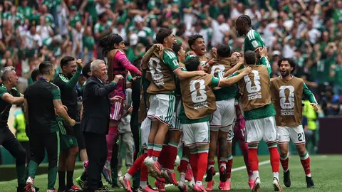 Jugadores mexicanos celebrando anotación ante Sudáfrica en la Copa del Mundo| Miguel Pontón