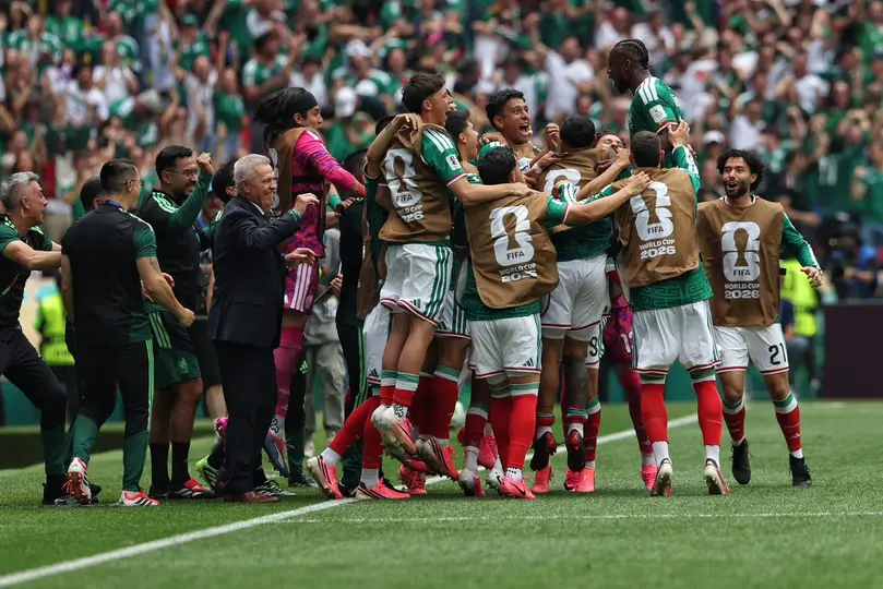 Jugadores mexicanos celebrando anotación ante Sudáfrica en la Copa del Mundo| Miguel Pontón