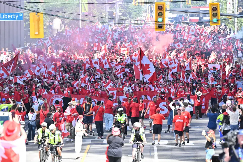 Afición de Canadá encaminada para el Estadio Toronto l AP