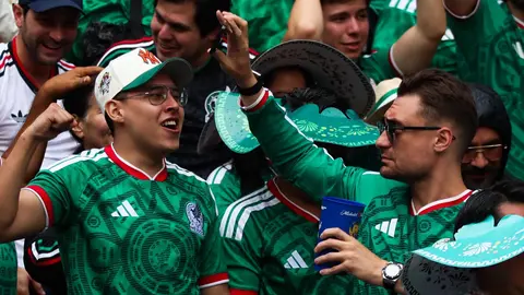 Aficionados mexicanos en el Estadio Azteca en el México vs Sudáfrica | Miguel Pontón