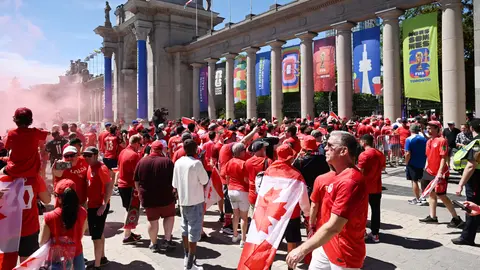 Llegada de los fanáticos al Estadio de Toronto | AP