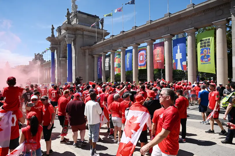 Llegada de los fanáticos al Estadio de Toronto | AP