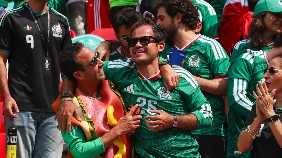 Aficionados celebrando en el Estadio Azteca el triunfo de México | GINA SÁNCHEZ