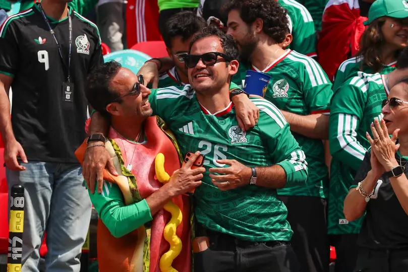 Aficionados celebrando en el Estadio Azteca el triunfo de México | GINA SÁNCHEZ