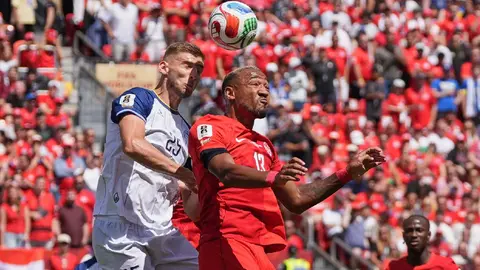 Derek Cornelius disputa el balón con Jovo Lukic | AP