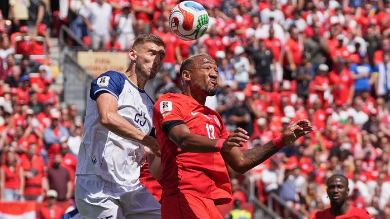 Derek Cornelius disputa el balón con Jovo Lukic | AP
