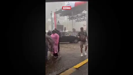 Afición celebra con lluvia la victoria de México ante Sudáfrica