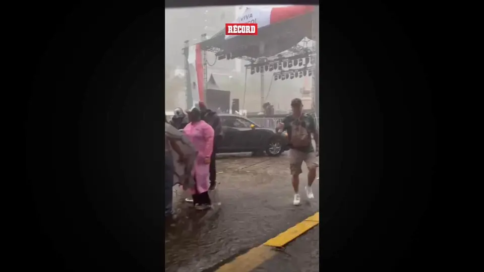 Afición celebra con lluvia la victoria de México ante Sudáfrica