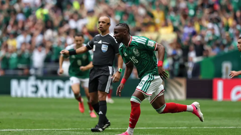 Julián Quiñones corriendo en el Estadio Azteca en el triunfo de México | Miguel Pontón