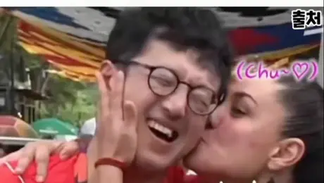 ¿Y si fuera al revés? Aficionada mexicana le roba beso a reportero coreano