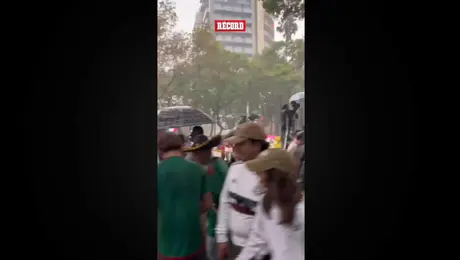 Los festejos de los mexicanos por triunfo ante Sudáfrica bajo la lluvia en el Ángel
