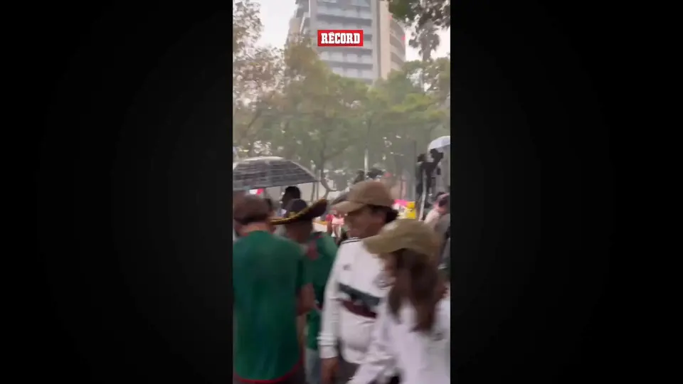 Los festejos de los mexicanos por triunfo ante Sudáfrica bajo la lluvia en el Ángel