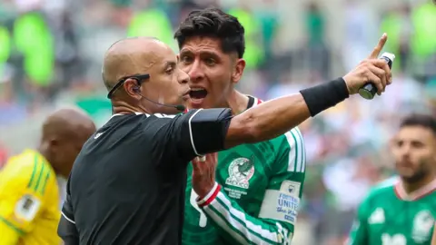 Edson Álvarez reclamando una decisión arbitral ante Sudáfrica | GINA SÁNCHEZ