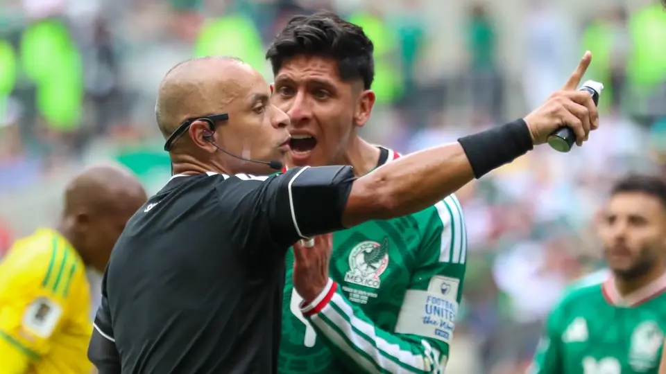 Edson Álvarez reclamando una decisión arbitral ante Sudáfrica | GINA SÁNCHEZ