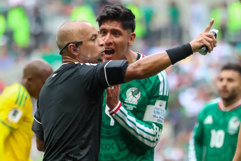 Edson Álvarez reclamando una decisión arbitral ante Sudáfrica | GINA SÁNCHEZ