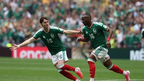 Julián Quiñones y Brian Gutiérrez celebrando gol ante Sudáfrica | MIGUEL PONTÓN