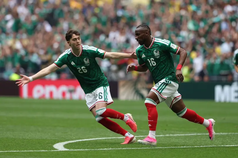 Julián Quiñones y Brian Gutiérrez celebrando gol ante Sudáfrica | MIGUEL PONTÓN