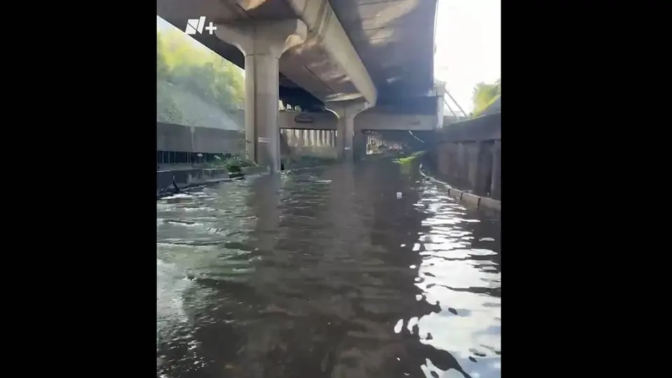 Las lluvias provocaron importantes encharcamientos que complicaron la circulación en vialidades principales de la capital. / N+