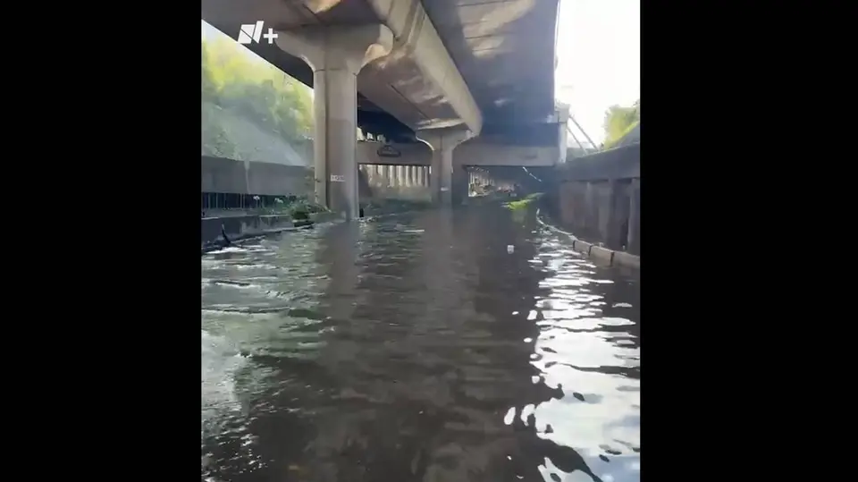 Las lluvias provocaron importantes encharcamientos que complicaron la circulación en vialidades principales de la capital. / N+