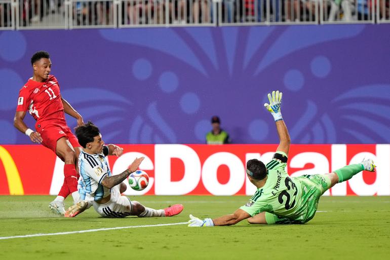Argentina y Suiza disputando el balón | AP